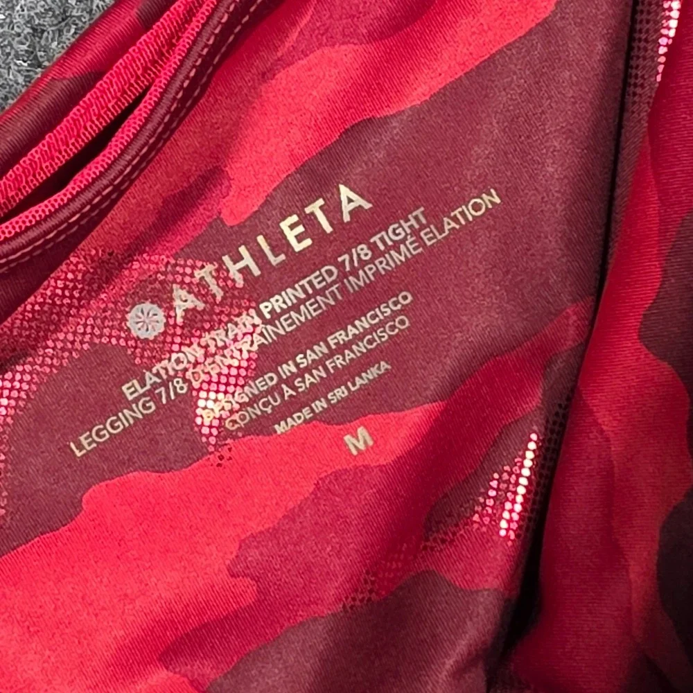 Athleta Elation Train Womens Medium Printed 7/8 Tight Holiday 2021 Red Camo Foil